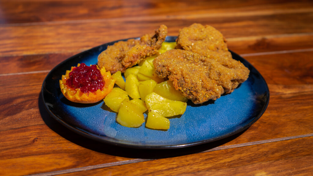 Zwiesis-Gaststube-Hühnerschnitzel-Mit-Preiselbeermarlemalde-2